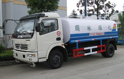 東風(fēng)多利卡灑水車(chē)圖片